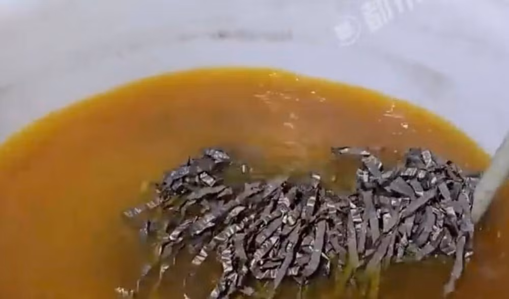 Hóa chất và quá trình ngâm tẩm là một phần trong việc biến 