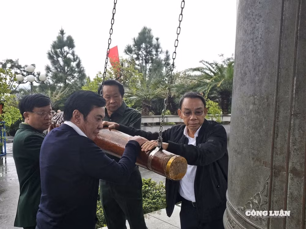 Phó Chủ tịch Hội Cựu TNXP Việt Nam Thân Đức Nam và các đại biểu thỉnh chuông tại Nghĩa trang Liệt sĩ Quốc gia Đường 9