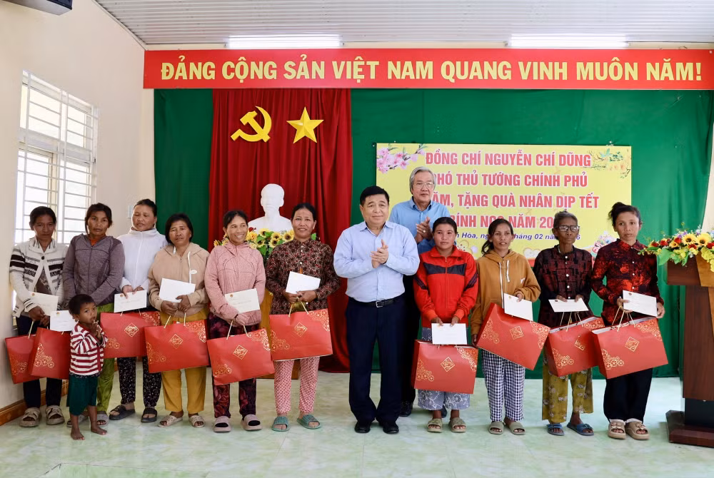 Phó Thủ tướng Nguyễn Chí Dũng thăm, tặng quà nhân dân tỉnh Khánh Hoà- Ảnh 3.