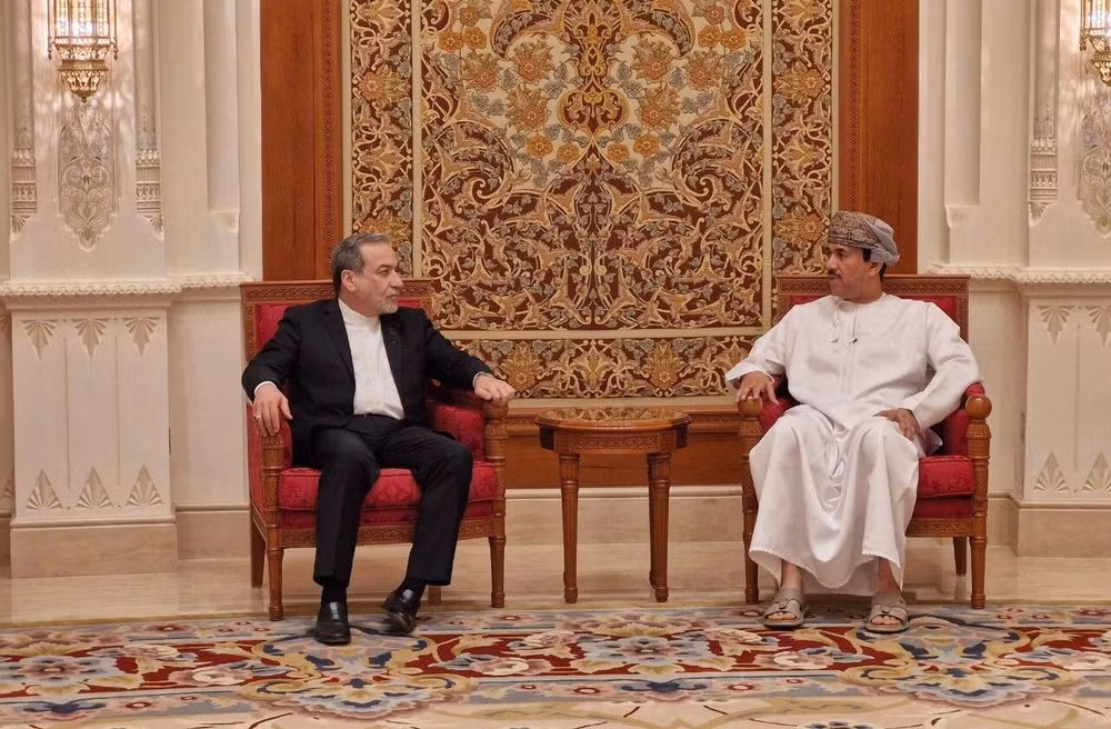 Ngoại trưởng Iran Abbas Araghchi được một quan chức Oman chào đón khi đến Muscat, Oman, ngày 6 tháng 2 năm 2026. Ảnh: Bộ Ngoại giao Iran