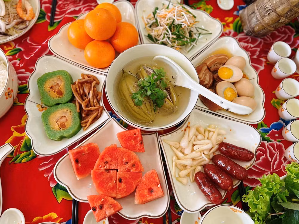 Mâm cỗ ngày Tết cổ truyền ở miền Nam. Ảnh Huỳnh Hồng Đào