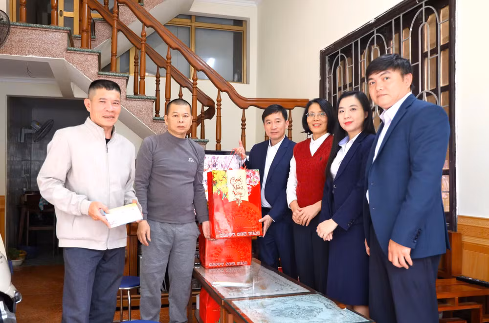 2-tang-qua-cho-cong-nhan-la-con-liet-sy.jpg