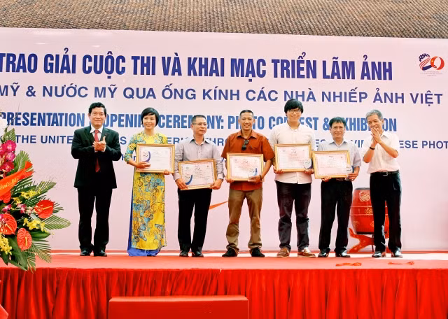 Các tác giả đạt giải khuyến khích.