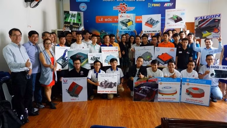 Ban tổ chức chụp hình lưu niệm cùng các dội chơi.