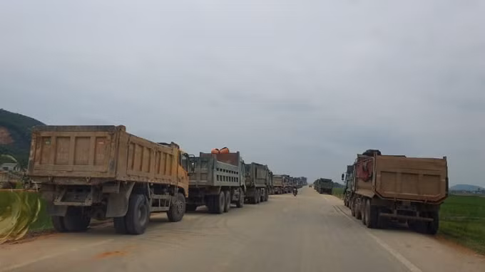 Xe chở đất, đá chở quá khổ, quá tải trên dọc tuyến đường Sao Vàng - Nghi Sơn
