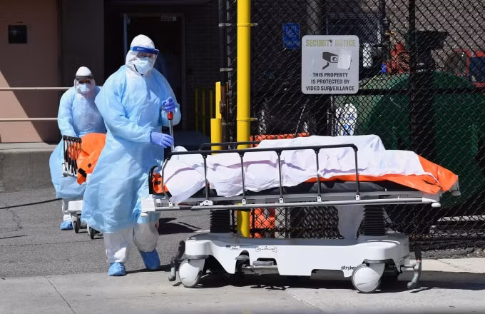 Mỹ mua thêm túi đựng thi thể để dự phòng số người chết vì Covid-19 tăng cao - Ảnh: Reuters