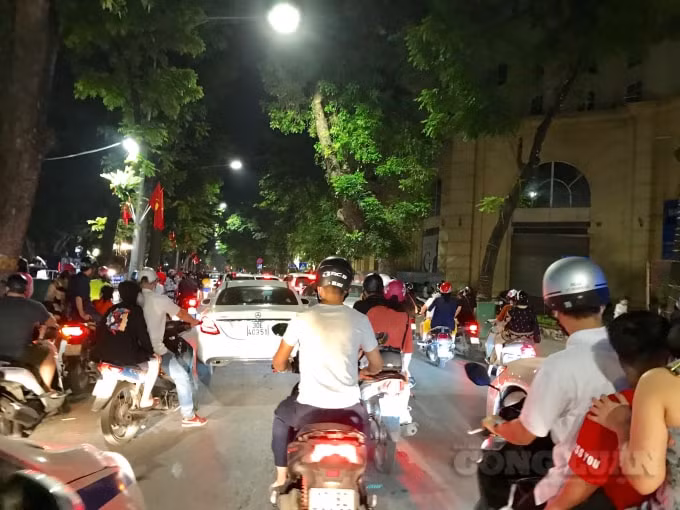 Tình trạng ùn tắc giao thông đã xuất hiện tại khu vực lối rẽ vào phố Bảo Khánh