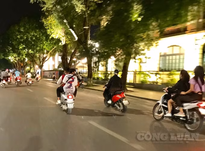 Nhiều thanh thiếu niên vô tư không đội mũ bảo hiểm, đi với tốc độ cao xung quanh khu vực hồ Gươm