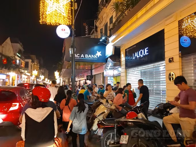 Tình trạng ùn tắc giao thông đã xảy ra tại khu vực phố Tràng Tiền