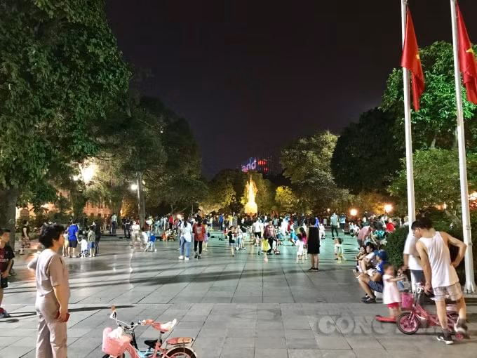 Khu vực vườn hoa Lý Thái Tổ chật kín người