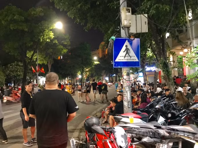 9h tối ngày 30/4, hàng quán kinh doanh nhộn nhịp quanh khu vực hồ Gươm (quận Hoàn Kiếm), các quy định phòng chống dịch Covid-19 gần như không được thực hiện