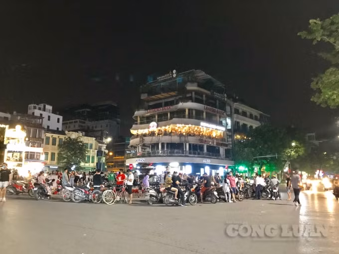 Các tuyến đường, phố quanh khu vực hồ Gươm (quận Hoàn Kiếm) đông đặc người trong ngày đầu nghỉ lễ 30/4-1/5