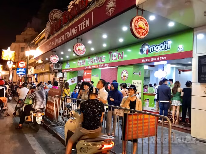 Người dân thoải mái tập trung rất đông tại khu vực cửa hàng kem Tràng Tiền bất chấp nguy cơ lây lan dịch bệnh Covid-19
