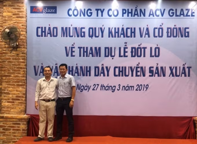 Doanh nhân Văn Ngọc Đức (bên trái) cùng đối tác trong ngày đầu tiên vận hành nhà máy sản xuất nguyên liệu cho ngành gạch men ACV Glaze, nguyên liệu thủy tinh.