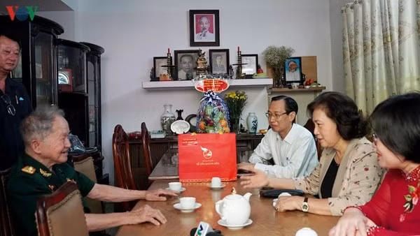 Chủ tịch Quốc hội thăm hỏi sức khỏe Đại tá Nguyễn Văn Tàu. Ảnh: VOV