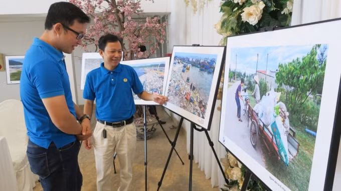 Đại biểu tham quan triển lãm. Ảnh: TL