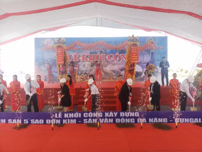 Các đại biểu thực hiện nghi thức khởi công xây dựng cụm công trình du lịch.
