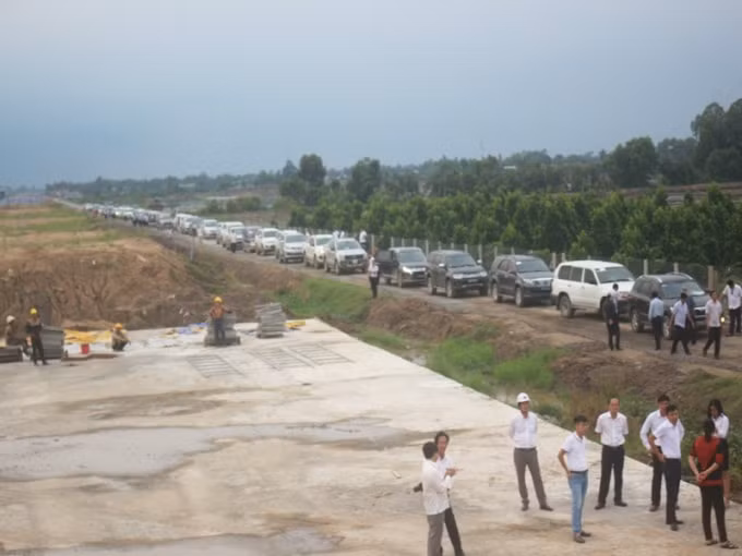Đoàn công tác của các đơn vị khảo sát cao tốc Trung Lương - Mỹ Thuận. Ảnh: Đ.H