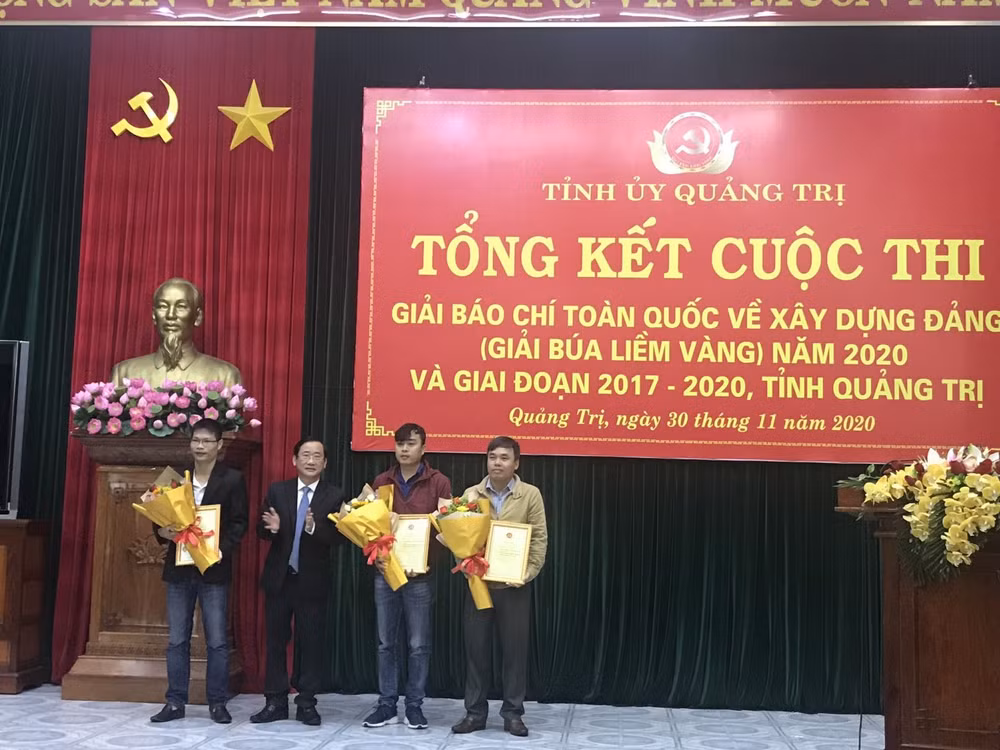 Trao giải Nhất cho nhóm tác giả đến từ Đài PTTH Quảng Trị.