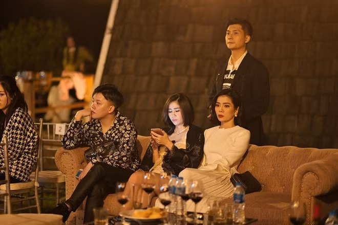 Lâm Bảo Châu và Lệ Quyên ở lại để nghe Jimmii Nguyễn hát