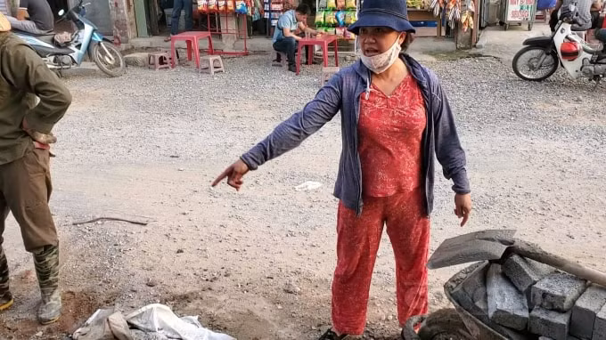 Người dân thôn Ngọc Chi bức xúc trước việc nhà thầu thi công ẩu.