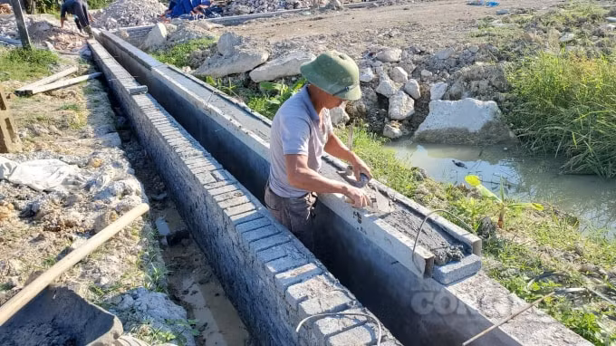 Các công nhân thực hiện không đúng biện pháp thi công tại hạng mục rãnh thoát nước.