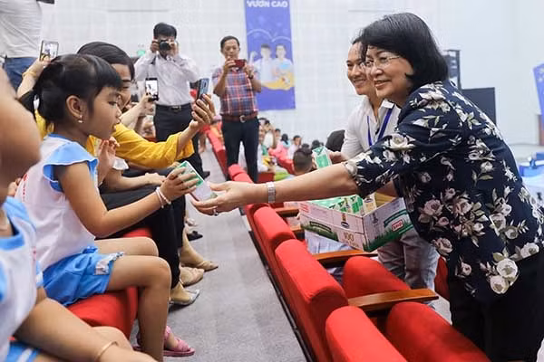 Phó Chủ tịch nước Đặng Thị Ngọc Thịnh trao những hộp sữa học đường cho trẻ em tham gia ngày hội