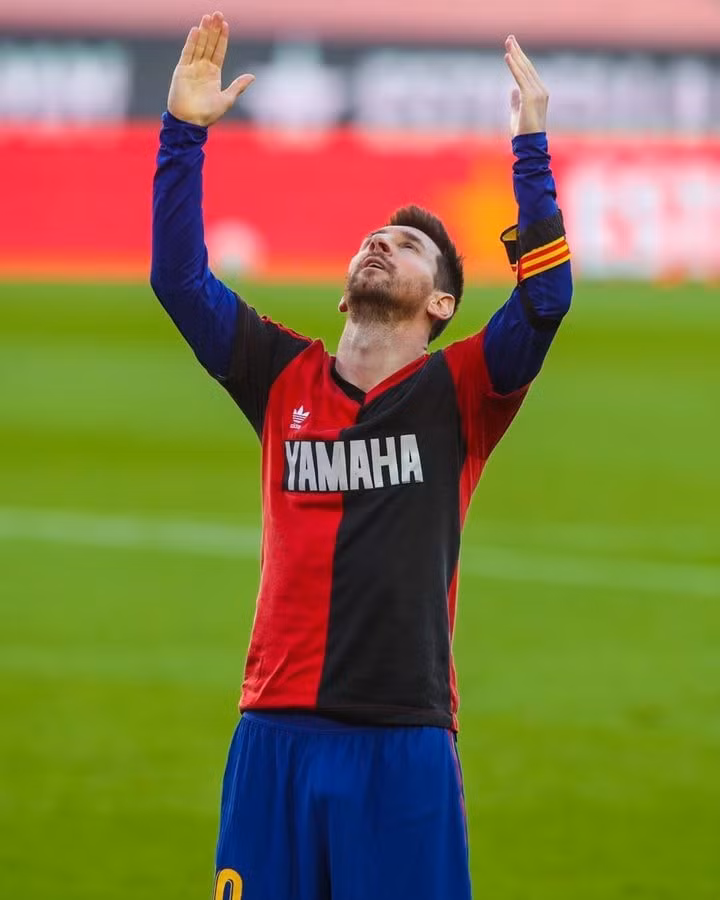 Tiền đạo Messi cởi áo ăn mừng tưởng nhớ cố huyền thoại Maradona. Ảnh: vietnamnet.vn