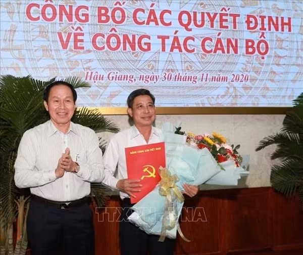 Ông Lê Tiến Châu, Bí thư Tỉnh ủy Hậu Giang trao Quyết định cho ông Đồng Văn Thanh. Ảnh: TTXVN