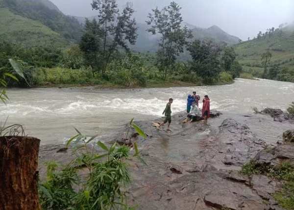 Lực lượng chức năng huyện Khánh Sơn không thể tiếp cận hiện trường do mưa lớn, nước lũ chảy xiết