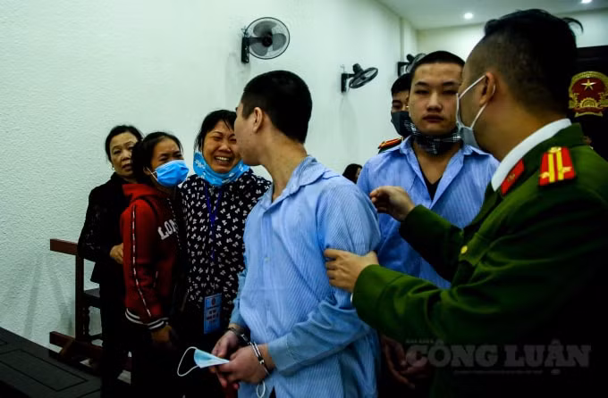 Kết thúc phiên toà, mẹ bị cáo Vỹ đau đớn khóc lóc, cố níu tay con trai không nói nên lời trong đau đớn.