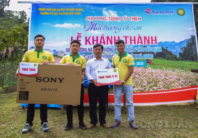 Bên cạnh đó, tại lễ khánh thành, đoàn từ thiện cũng chuẩn bị và trao gửi những phần quà tuy là đơn sơ, nhỏ bé như ti vi, áo ấm, ủng, đồ dùng học tập …gửi tới các em học sinh trong trường như góp phần nào đó giúp các em có một mùa đông ấm áp hơn, chia sẻ tình yêu thương tới các em.