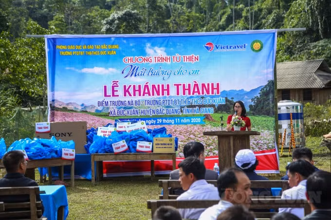 Phát biểu tại Lễ khánh thành, đại diện Công ty Vietravel, chị Phạm Thị Hiền chia sẻ, ngay từ khi bắt đầu chương trình “Mái trường cho em”, toàn thể CBNV công ty đã vô cùng háo hức, chờ đợi tới ngày được tham gia Lễ khánh thành điểm trường Tiểu học Nà Bó. Công ty chia sẻ với những khó khăn, vất vả của cô và trò điểm trường khi hàng ngày phải học tập trong những lớp học chỉ được lợp bằng những tấm gỗ, ván rất nguy hiểm. Với hi vọng với điểm trường mới được đi vào hoạt động sẽ đảm bảo điều kiện học tập tốt hơn cho các em học sinh. Đồng thời mong rằng sau khi bàn giao công trình, nhà trường cùng học sinh sử dụng công trình sao cho hiệu quả, thiết thực nhất góp phần cùng địa phương khắc phục những khó khăn, tạo điều kiện để các em học sinh học tập, rèn luyện, tu dưỡng trở thành những con ngoan, trò giỏi, người có ích cho xã hội.
