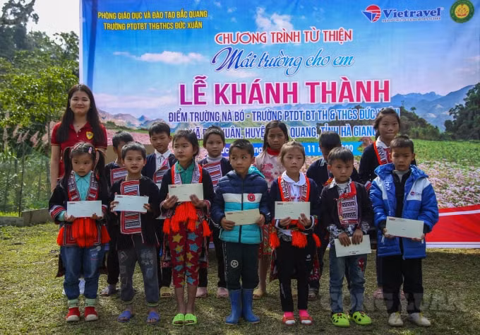 Ngoài ra còn có các phần quà là những suất học bổng do Báo Tuổi trẻ Thủ đô trao tặng cho các em học sinh khó khăn nhất.