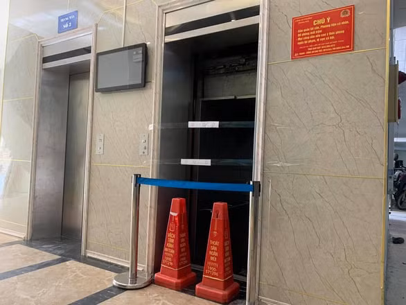 Ngày 30/11, Công an quận Cầu Giấy đã niêm phong thang máy bị rơi tự do tại chung cư B10A Nam Trung Yên. Ảnh: tuoitre.vn
