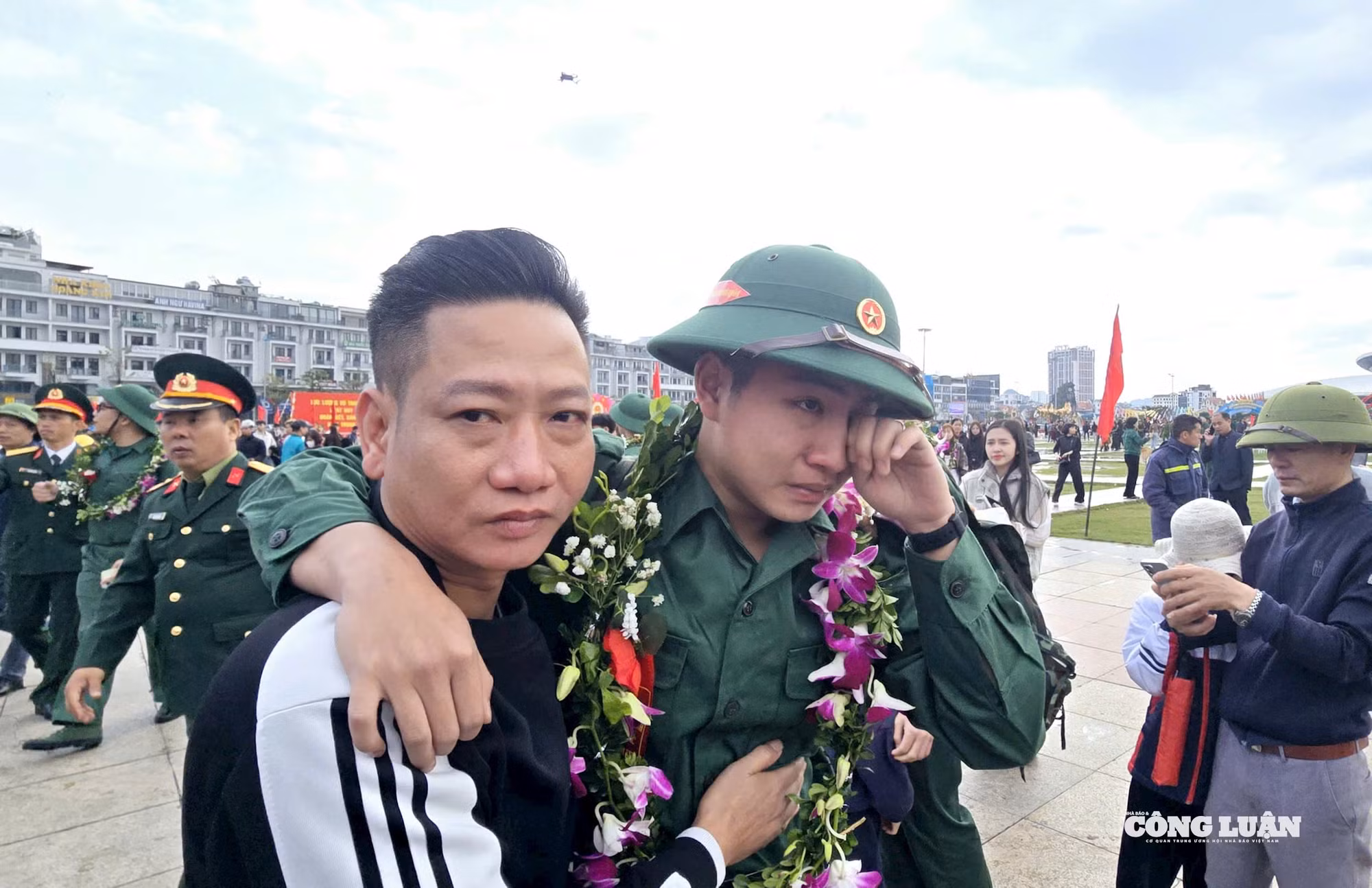 10-rang-ro-dat-mo-ngay-hoi-.jpg