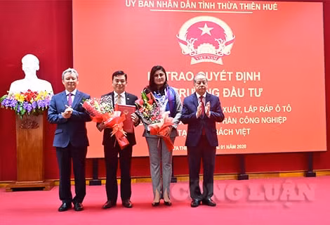 Bí thư Tỉnh ủy và Chủ tịch UBND tỉnh Thừa Thiên Huế trao quyết định đầu tư.