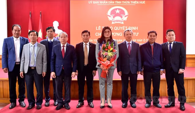 Lãnh đạo tỉnh Thừa Thiên Huế chúc mừng nhà đầu tư.