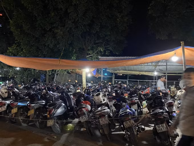 Mặc dù thời tiết lạnh không ngăn cản được hàng nghìn người đổ về chợ Viềng, phủ Dầy để cầu may. Ảnh: Thủy Tiên