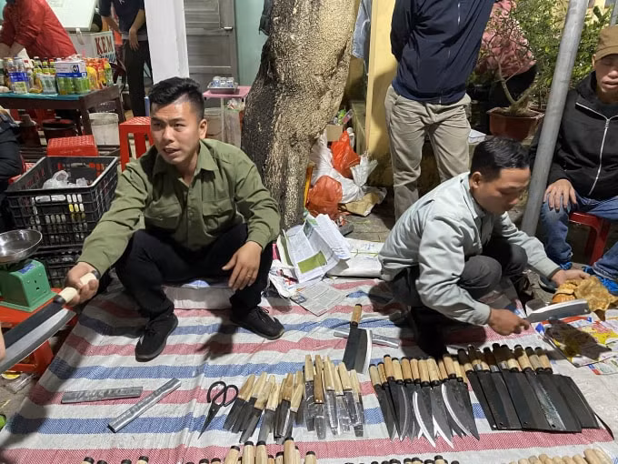 Người bán thì nhiệt thành, người mua thì nô nức chen chân tìm món đồ mà mình ưng ý nhất, tạo nên khung cảnh nơi đây hết sức đông vui tấp nập. Ảnh: Thủy Tiên