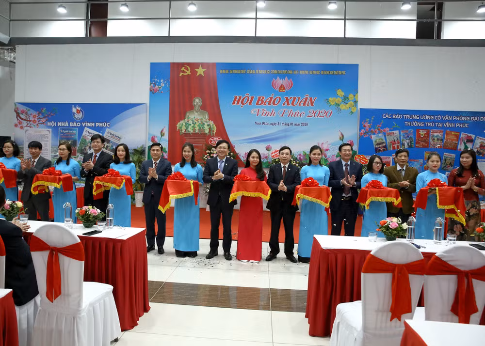 Các đồng chí lãnh đạo cắt băng khai mạc Hội Báo Xuân. Ảnh: Sơn Hải
