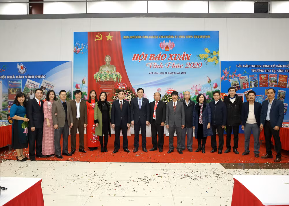Các đồng chí lãnh đạo chụp ảnh lưu niệm. Ảnh: Sơn Hải