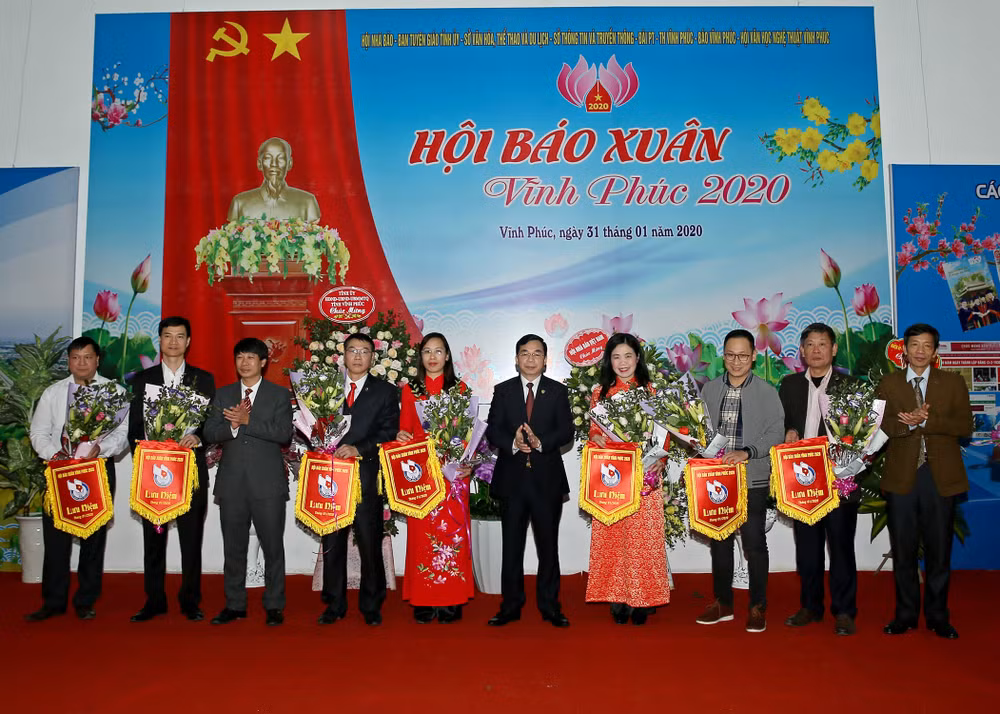 Các đơn vị tham gia Hội Báo được trao cờ lưu niệm. Ảnh: Sơn Hải
