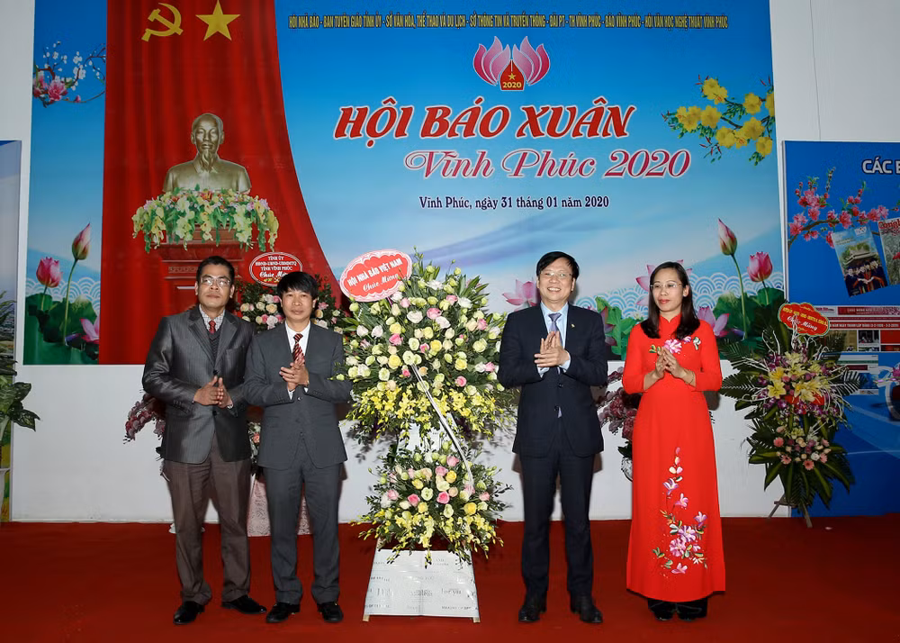 Phó Chủ tịch Thường trực Hội Nhà báo Việt Nam Hồ Quang Lợi tặng hoa chúc mừng Hội Báo Xuân Vĩnh Phúc 2020. Ảnh: Sơn Hải