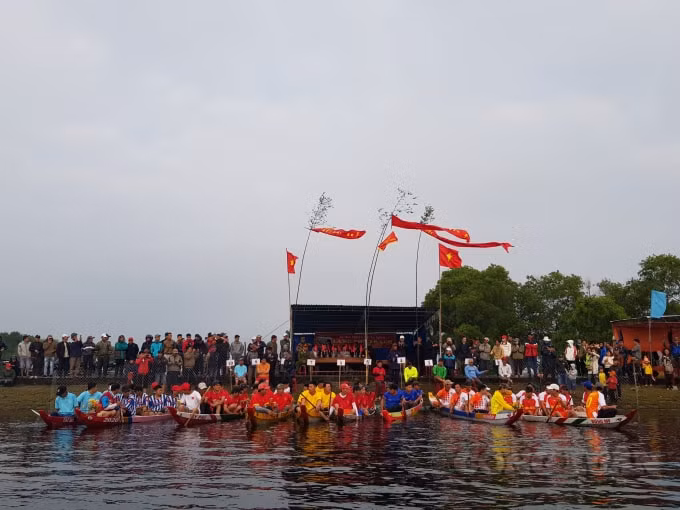 Lễ hội đua thuyền truyền thống làng Phò Trạch được tổ chức mỗi năm một lần vào mồng 6 Tết.