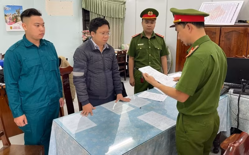 bat tam giam giam doc phong giao dich ngan hang tai quang nam ve toi lua dao hinh 1