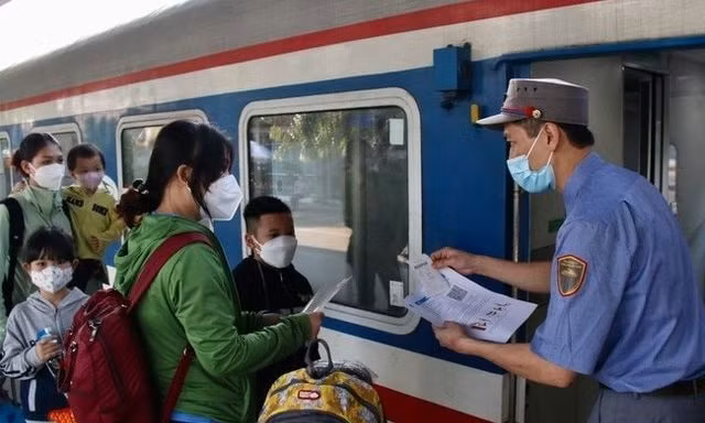 tp hcm nganh duong sat ban them 7000 ve tau do nhu cau di lai tang hinh 1
