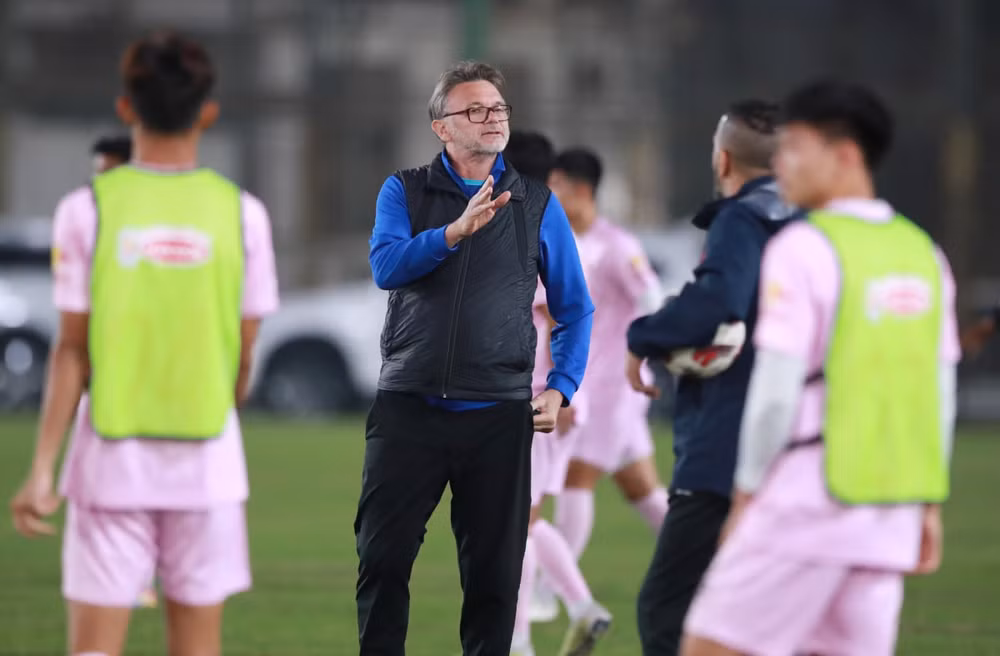 hlv troussier goi bo sung cau thu tre the cho ngoc hai va tien linh hinh 1