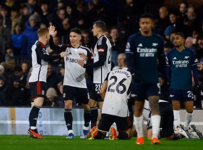 thua fulham arsenal hut hoi trong cuoc dua vo dich ngoai hang anh hinh 3