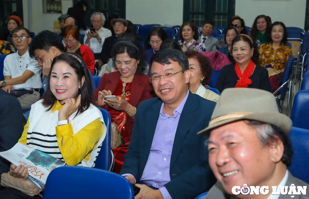 ra mat tuyen tap truyen va ky cua nha bao nha van nguyen thi van anh hinh 9